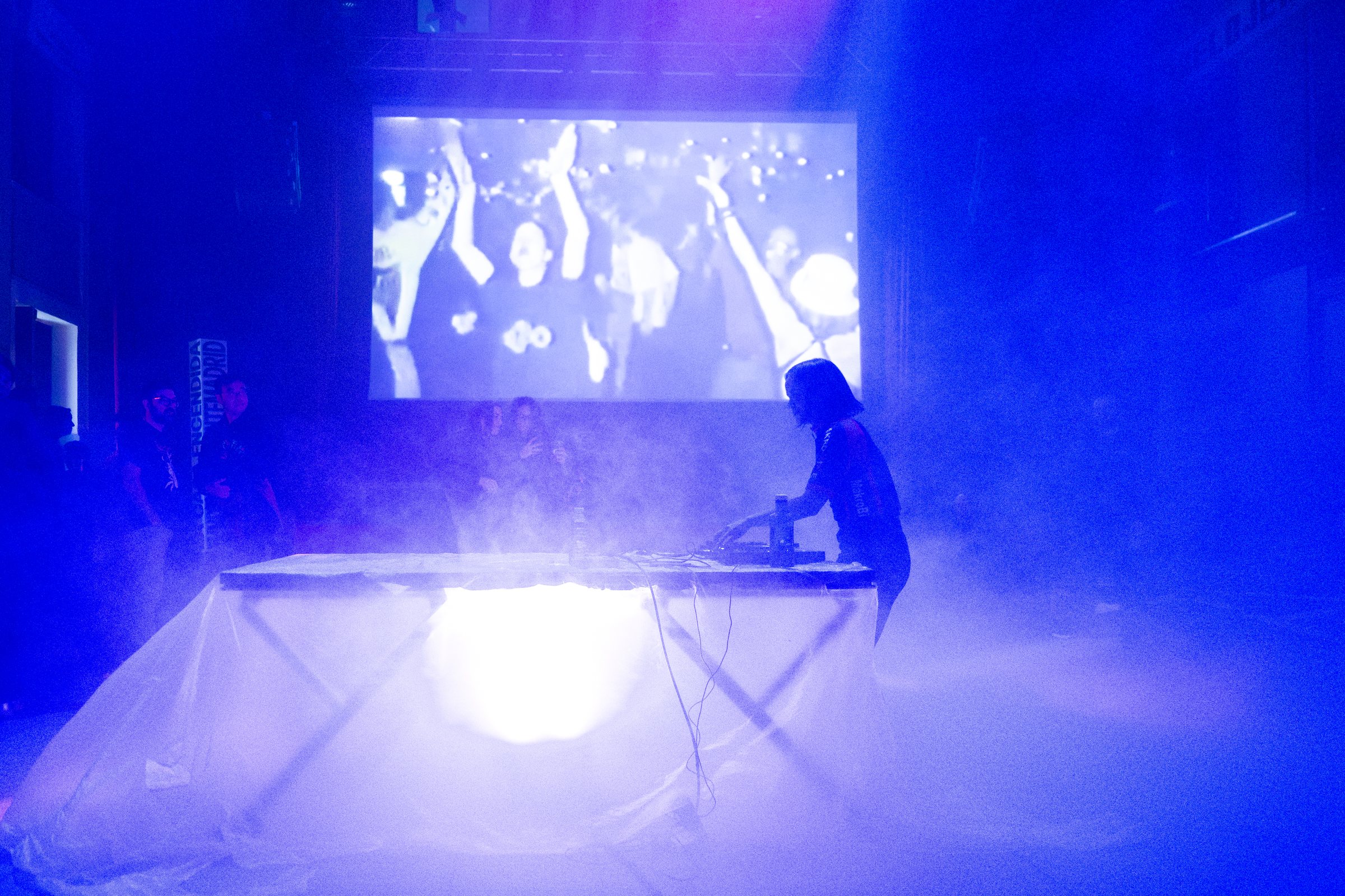 Atmósfera azul y proyección en The Grooves Experience