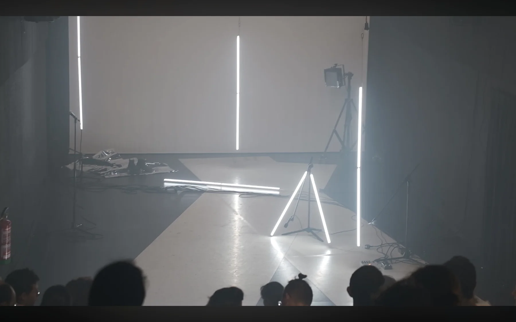 Arquitectura de tubos LED, proyección y niebla en Inaudit