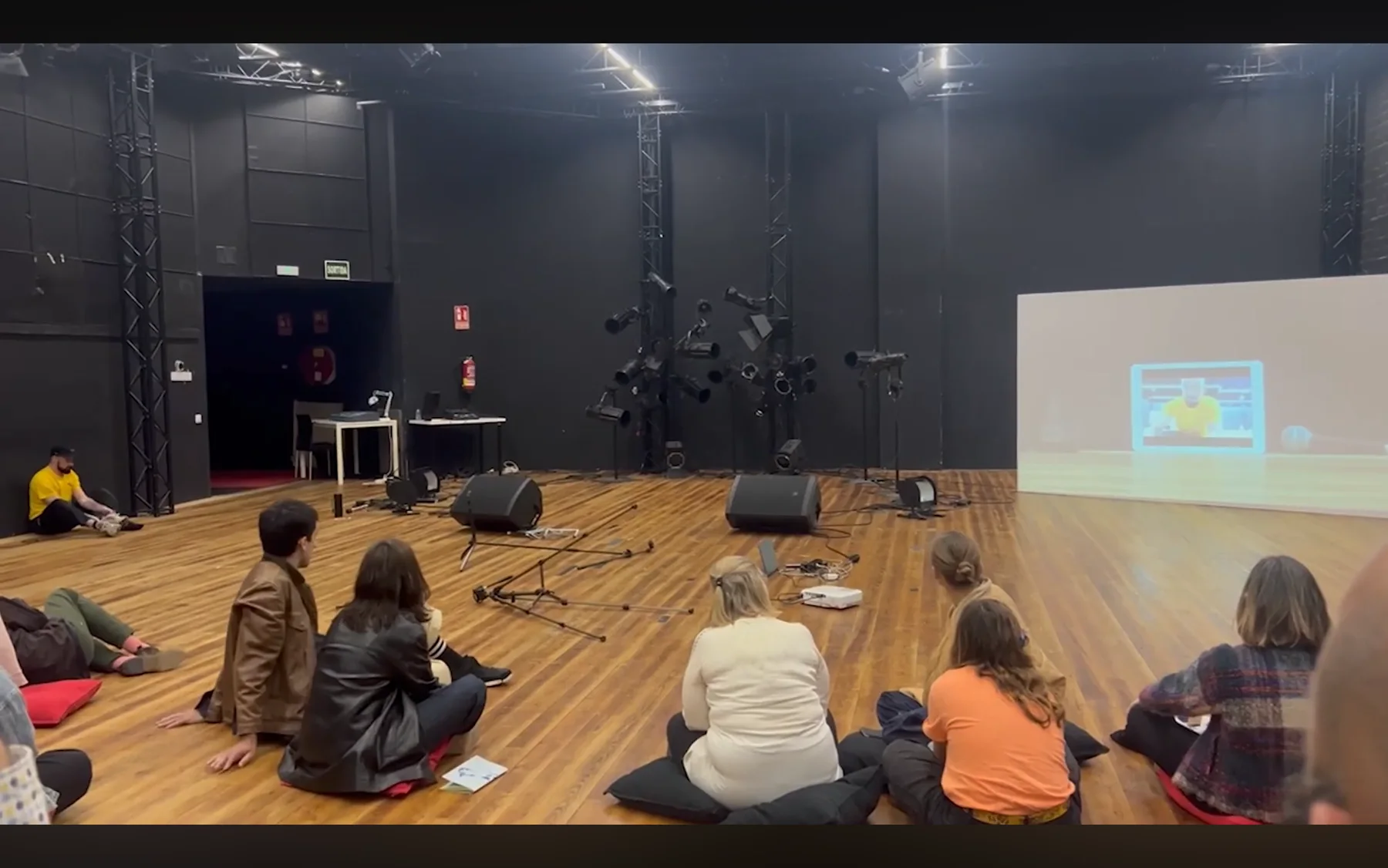 Dispositivo de luz, sonido y proyección presentado al público