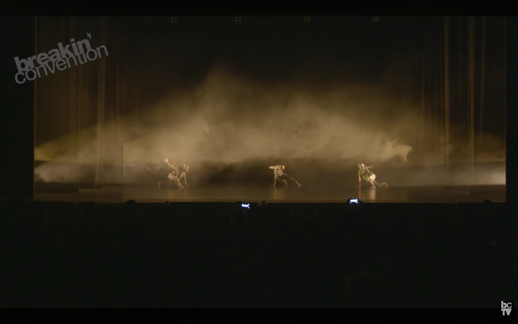 Sinestesia: escena ámbar con tres intérpretes entre niebla