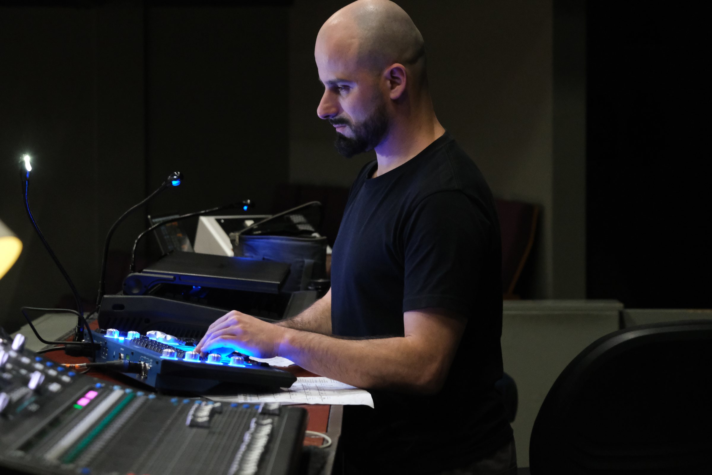 Adrián Vega operando la consola de iluminación