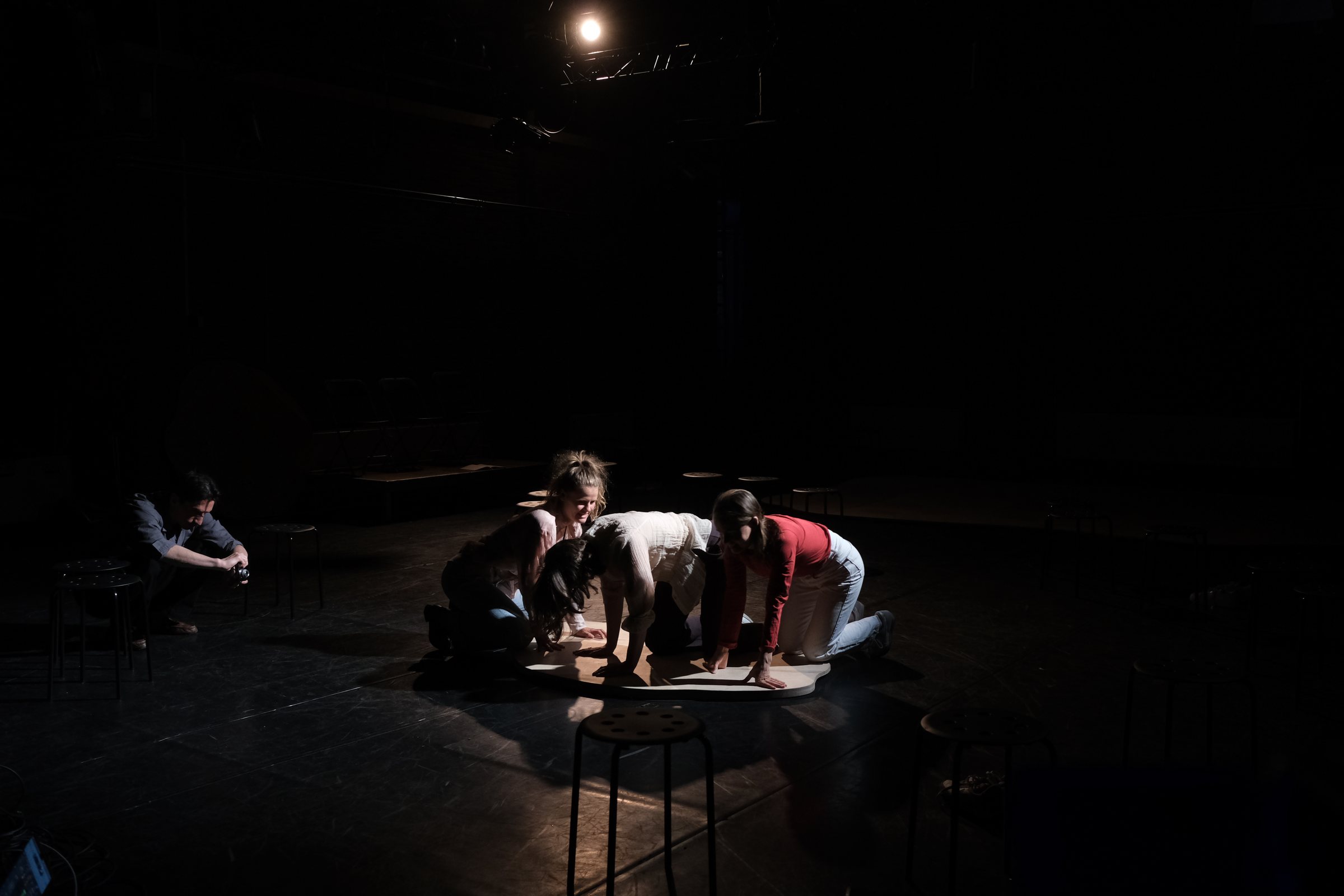 Ensayo de Time & Time Again en un espacio oscuro