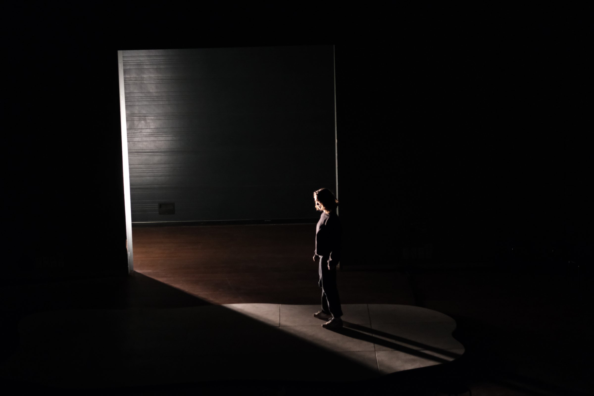 Escena iluminada por un haz lateral en Time & Time Again