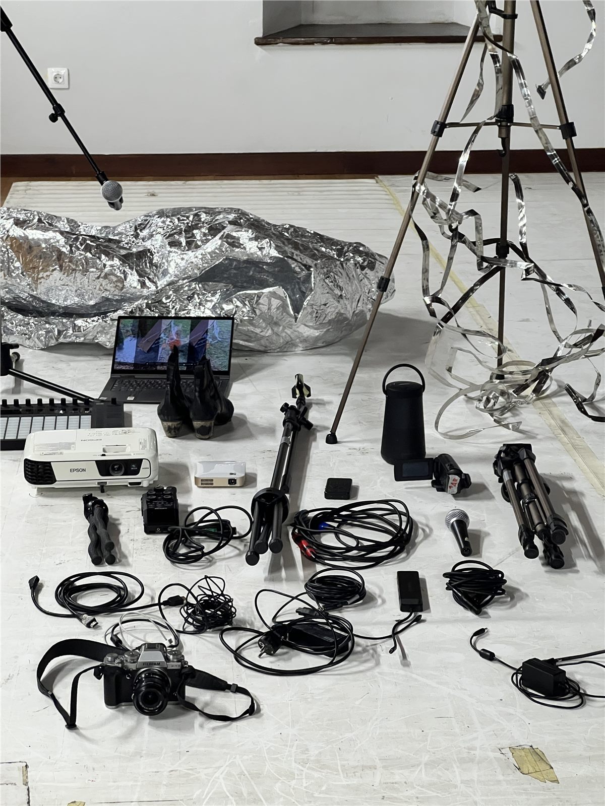 Inventory of cameras, cables, shoes and devices